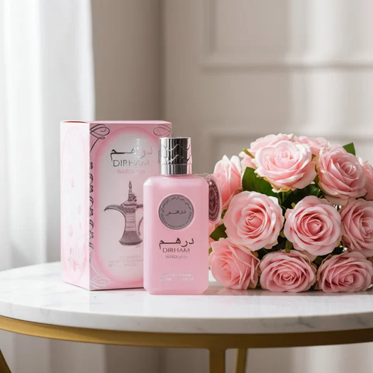 Dirham Wardi at table bouquet roses pink
