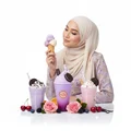 WoLelaki memegangn ice cream cone dengan pelbagai minuman ais krim dan topping atas latar putih