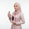 Hijabi holding Shouq Pink – style sopan sweet feminine