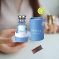 Blue botol minyak wangi berlabel 'Osmia Woody W' with ikon perisa pada latar belakang kelabu muda