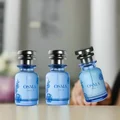Blue botol minyak wangi berlabel 'Osmia Woody W' with ikon perisa pada latar belakang kelabu muda