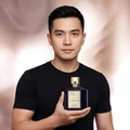 Malaysian man berbaju hitam holding Satin Luxe for Men